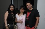 Azeem & Sameena Khan with Raell Padamsee at Sunil Padwal event in Gallery BMB on 15th Dec 2011.jpg